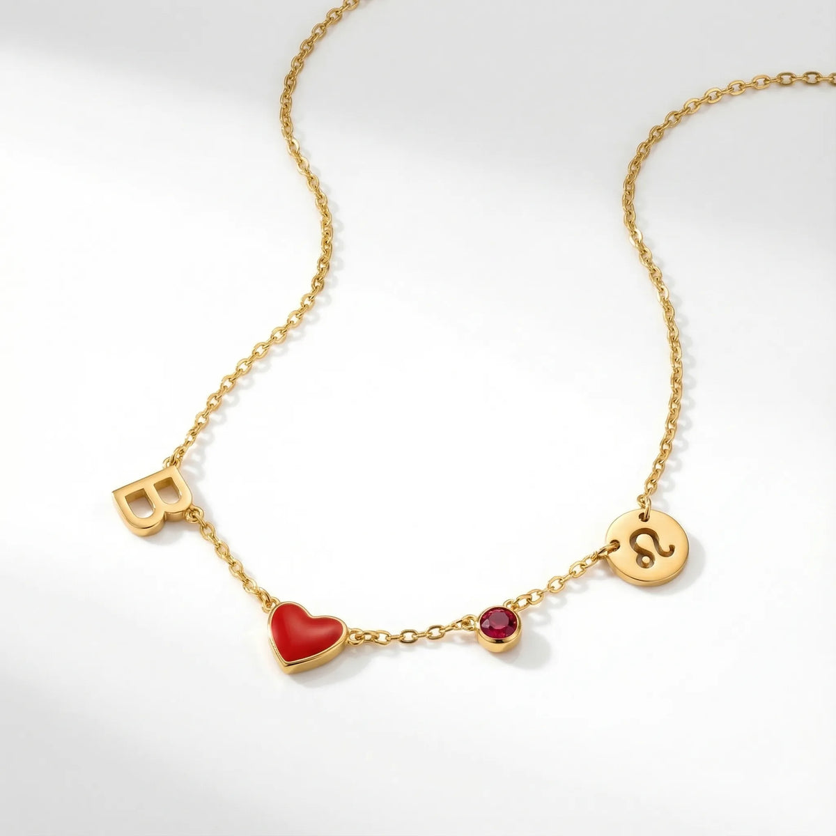 Collar con inicial en forma de corazón — Chapado en oro de 18K
